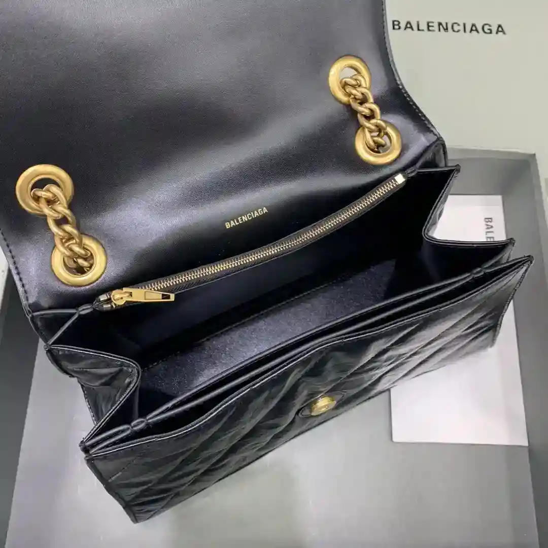 Image [7]- Medium Oiled Wax Black Gold Buckle 𝐁𝐚𝐥𝐞𝐧𝐜𝐢𝐚 𝐠 Crush most fragrant hourglass chain bag 🛍 Le dernier sac à chaîne matelassé Crush fait une entrée remarquée ! Hommage au classique unique forme d'arc emblématique modélisation hautement reconnaissable à un coup d'œil laisser une personne brillante ah briser la forme de sac rigide traditionnelle Cuir doux Capacité multicouche Bretelles peuvent être commutés à volonté épaule crossbody dos loi atmosphère décontractée style bienvenue lai 🉑 pas divisé en hommes et femmes marée polyvalence Sœurs rush rush ! Taille moyenne : bas longueur 31xhaut 20xlargeur 12cm-haut réplique sacs à main.