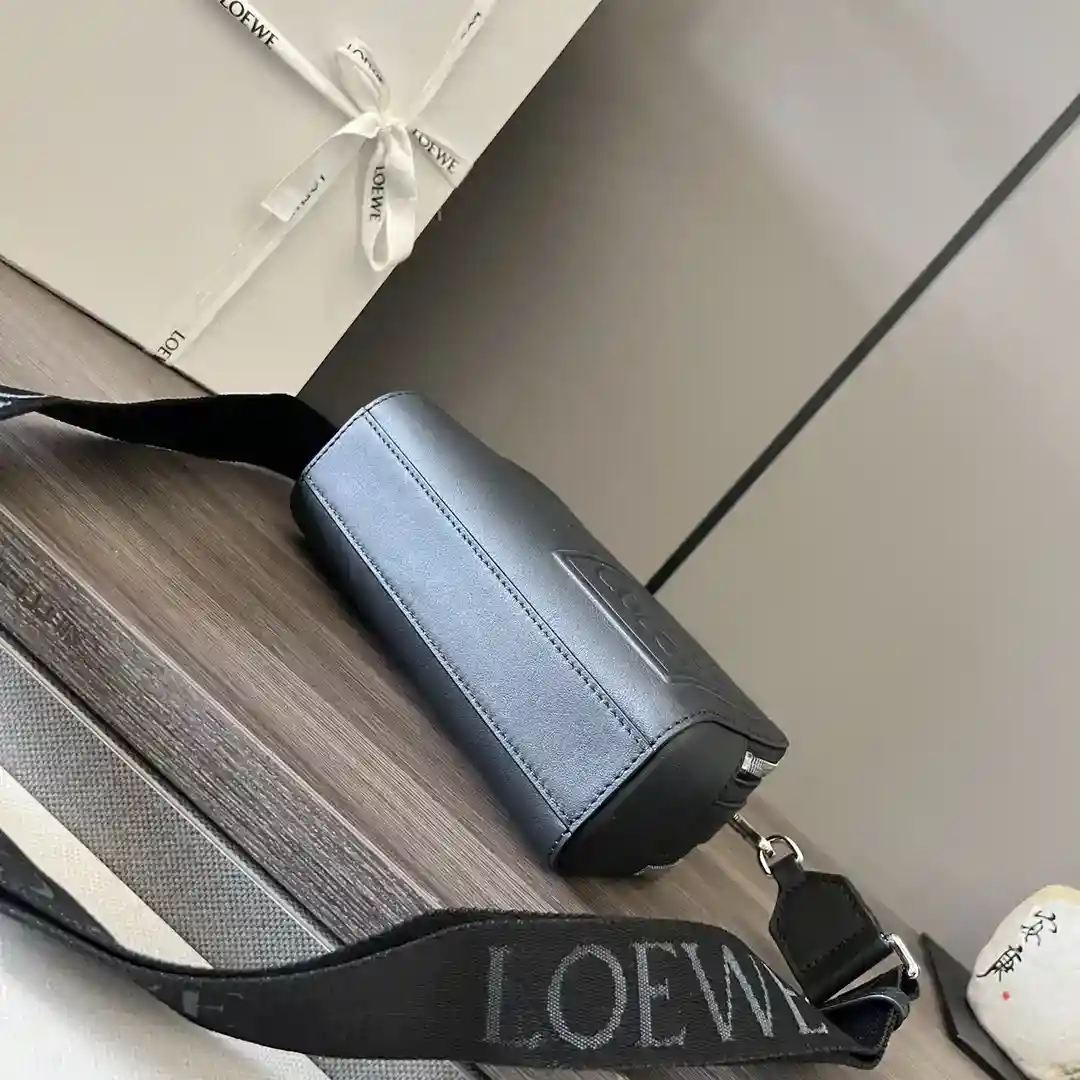 画像[4]-P1240 Loewe Small Box Camera Bag 📷Men's and Women's ᑫHorizontal Camera Bag 機能的なハンドバッグダブルジップクロージャー2つのジップコンパートメント挿入ポケットクラシックカウハイドレザー肩掛け手持ちまたはクロスボディショルダーストラップ取り外し可能キャンバスライニング...サイズ：18 * 7 * 13cmModel：062399-ハイフェイクバッグ