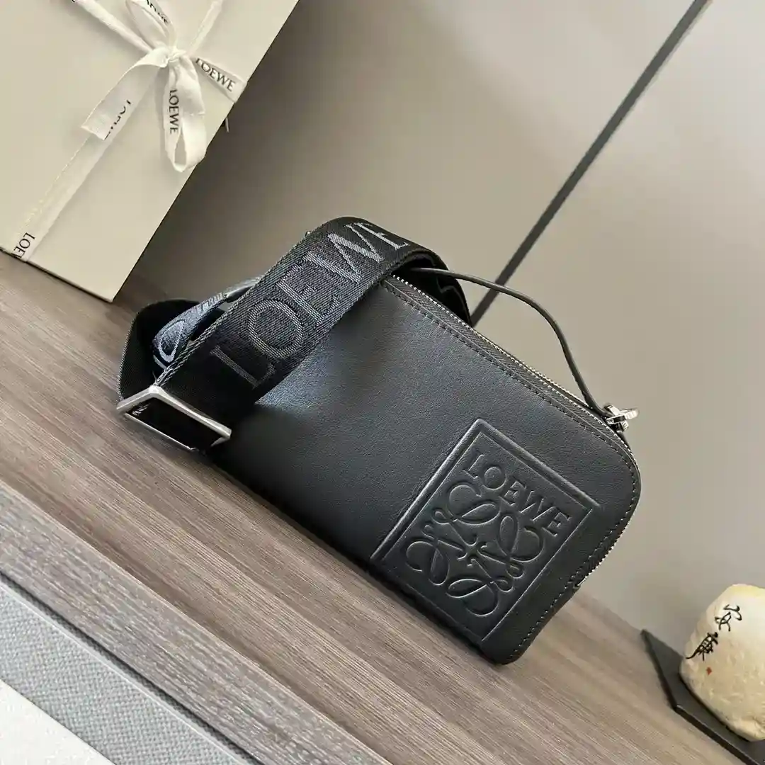 P1240 Loewe Small Box Camera Bag 📷Men's and Women's ᑫHorizontal Camera Bag 機能的なハンドバッグダブルジップ開閉2つのジップコンパートメントポケット多数クラシックな牛革肩掛けも可能手持ちもクロスボディも可能ショルダーストラップは取り外し可能キャンバスライニング...サイズ：18*7*13cmモデル：062399-...高品質のレプリカ袋