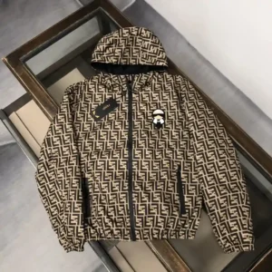 ¡P500 FEN *DI Fendi 2025 principios de la primavera vieja serie Buda chaqueta con capucha chaqueta a la venta super versátil esencial único producto utilizando tejidos de poliéster seleccionados sentir corte estéreo delicado y cómodo de todo el cuerpo doble F elementos de la marca de impresión patrón de lujo de la marca clásica viejo Buda logotipo patrón! El efecto sobre el cuerpo es firme y dar forma a la luz sabor hombres maduros versión favorita de la marea de los modelos esenciales masculinos 👍 dos colores se pueden seleccionar ⭐️ color: gris oscuro marrón tamaño: M-3XL (orden por favor informe de la altura y el peso!) -Altas bolsas de imitación