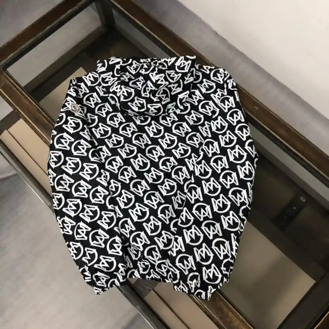 图片[8]-P500  Moncler 蒙口  2025夹克外套 采用聚酯防晒防风面料手感柔软细腻上身柔软舒适衣襟收口设计满印品牌LOGO设计 潮流时尚高端人士必留款！！ 私密渠道流出 ！生活百搭款式 ！！三色可选⭐️
颜色：黑色 绿色 
尺码：M-xxxL（下单请报身高体重！）-高仿包包