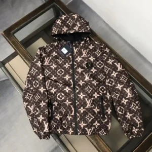 P500 LV Louis Vuitton 2025 principios de la primavera más chaqueta con capucha chaqueta a la venta súper versátil debe tener un solo producto utilizando tejidos de poliéster seleccionados se sienten delicados y cómodos de sastrería tridimensional todo el marco completo de impresión de elementos de marca patrón característico proceso de empalme en el cuerpo efecto de la conformación firme sabor luz hombres maduros versión favorita de la marea de los hombres deben tener modelos 👍 dos colores se pueden seleccionar ⭐️ color: marrón tamaño: M-3XL (el próximo pedido, por favor informe de la altura y el peso!) -Altas bolsas de imitación