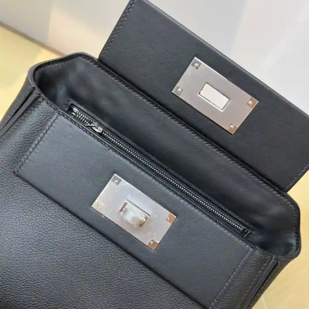 Image [8]-Mini 2424 21cm ✨ noir et argent evercolor cuir/Swift cuir Kelly2424mini très modèle, tempérament d'un petit sac doux ne regardez pas à elle petite, mais la capacité est très considérable, mais aussi pratique peut être aisselle, à la main, épaule, épaules, épaule, fanny packs, une variété de dos peut être sel peut être doux, décontracté. Les occasions publiques sont appropriées pour aussi très discret, les affaires sont également appropriées pour- high quality replica handbags