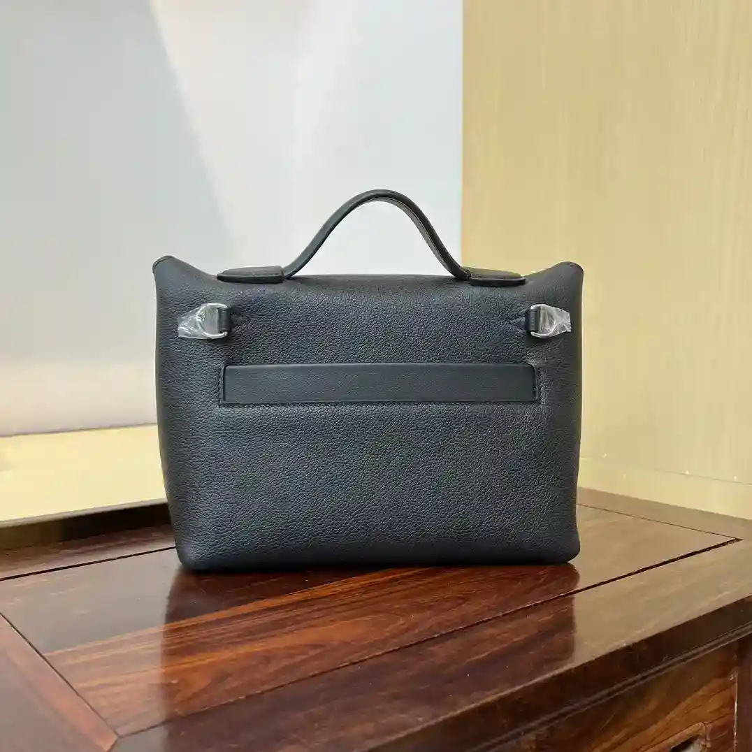 Image [2]-Mini 2424 21cm ✨ noir et argent evercolor cuir/Swift cuir Kelly2424mini très modèle, tempérament d'un petit sac doux ne regardez pas à elle petite, mais la capacité est très considérable, mais aussi pratique peut être aisselle, à la main, épaule, épaules, épaule, fanny packs, une variété de dos peut être sel peut être doux, décontracté. Les occasions publiques sont appropriées pour aussi très discret, les affaires sont également appropriées pour- high quality replica handbags