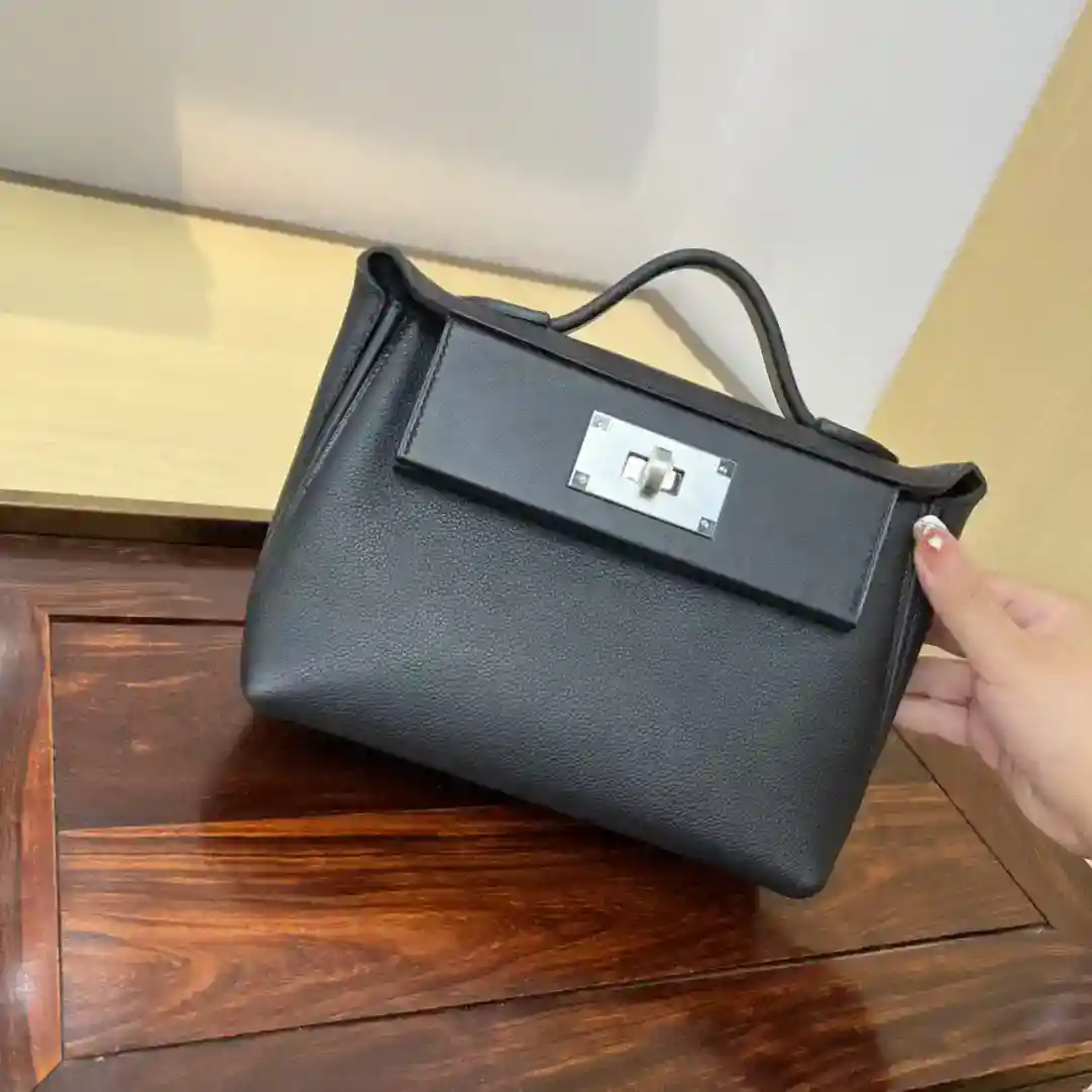 Picture [4]-Mini 2424 21cm ✨ black and silver evercolor leather/Swift leather Kelly2424mini very model, temperament of a gentle small bag do not look at it small, but the capacity is very considerable, but also practical can be armpit, hand-held, shoulder, shoulders, shoulder, fanny packs, a variety of back can be salt can be sweet, casual. Public occasions are suitable for also very low-key, business is also suitable for- high quality replica handbags