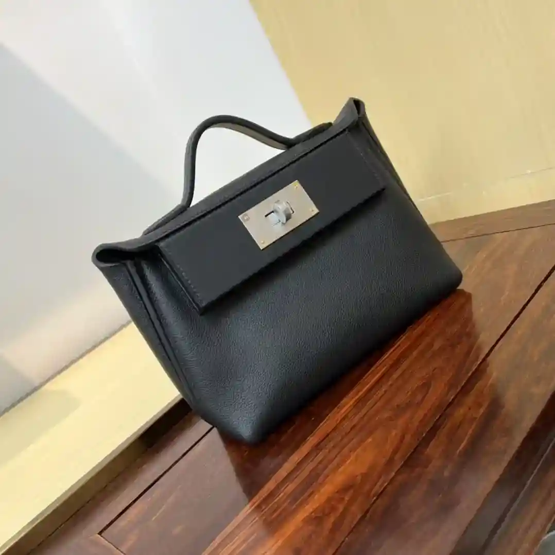 Picture [3]-Mini 2424 21cm ✨ black and silver evercolor leather/Swift leather Kelly2424mini very model, temperament of a gentle small bag do not look at it small, but the capacity is very considerable, but also practical can be armpit, hand-held, shoulder, shoulders, shoulder, fanny packs, a variety of back can be salt can be sweet, casual. Public occasions are suitable for also very low-key, business is also suitable for- high quality replica handbags