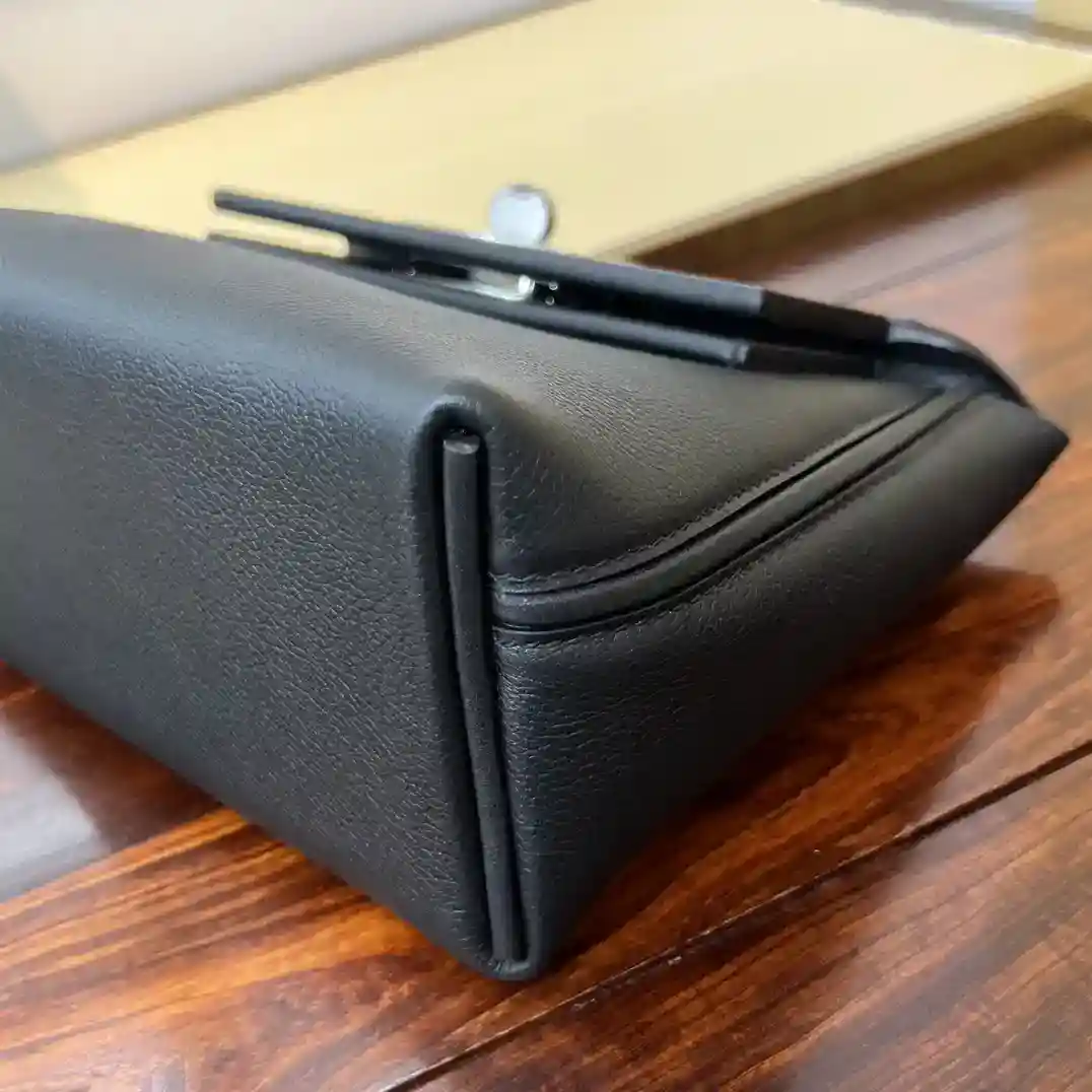 Image [9]-Mini 2424 21cm ✨ noir et argent evercolor cuir/Swift cuir Kelly2424mini très modèle, tempérament d'un petit sac doux ne regardez pas à elle petite, mais la capacité est très considérable, mais aussi pratique peut être aisselle, à la main, épaule, épaules, épaule, fanny packs, une variété de dos peut être sel peut être doux, décontracté. Les occasions publiques sont appropriées pour aussi très discret, les affaires sont également appropriées pour- high quality replica handbags