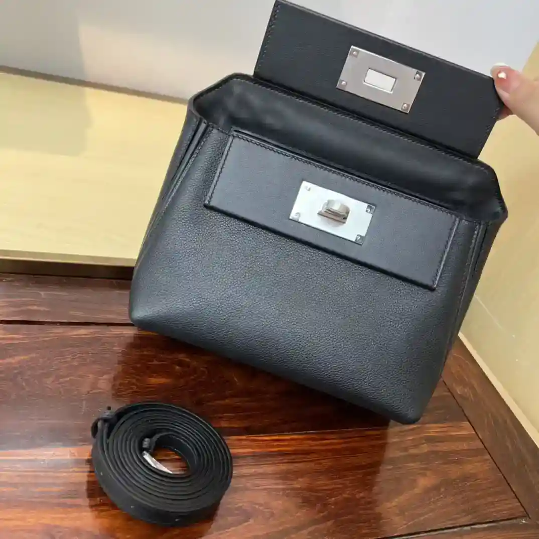 Image [7]-Mini 2424 21cm ✨ noir et argent evercolor cuir/Swift cuir Kelly2424mini très modèle, tempérament d'un petit sac doux ne regardez pas à elle petite, mais la capacité est très considérable, mais aussi pratique peut être aisselle, à la main, épaule, épaules, épaule, fanny packs, une variété de dos peut être sel peut être doux, décontracté. Les occasions publiques sont appropriées pour aussi très discret, les affaires sont également appropriées pour- high quality replica handbags