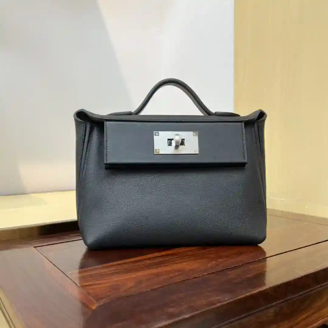 Mini 2424 21cm ✨ black and silver evercolor leather/Swift leather Kelly2424mini very model, temperament of a gentle small bag do not look at it small, but the capacity is very considerable, but also practical can be armpit, hand-held, shoulder, shoulders, shoulder, fanny packs, a variety of back can be salt can be sweet, casual. Public occasions are suitable for also very low-key, business is also suitable for- high quality replica handbags