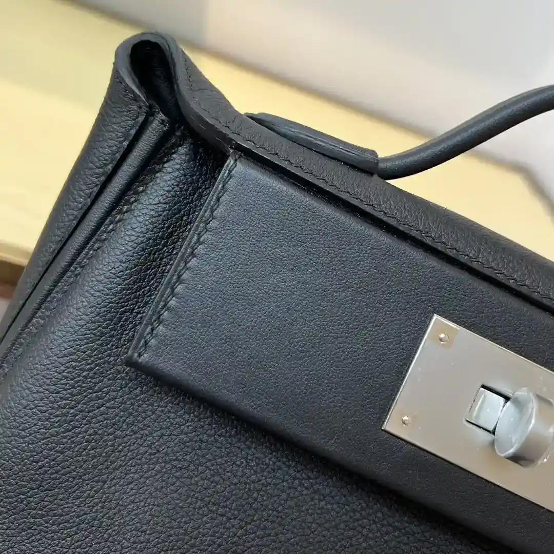 Image [6]-Mini 2424 21cm ✨ noir et argent evercolor cuir/Swift cuir Kelly2424mini très modèle, tempérament d'un petit sac doux ne regardez pas à elle petite, mais la capacité est très considérable, mais aussi pratique peut être aisselle, à la main, épaule, épaules, épaule, fanny packs, une variété de dos peut être sel peut être doux, décontracté. Les occasions publiques sont appropriées pour aussi très discret, les affaires sont également appropriées pour- high quality replica handbags