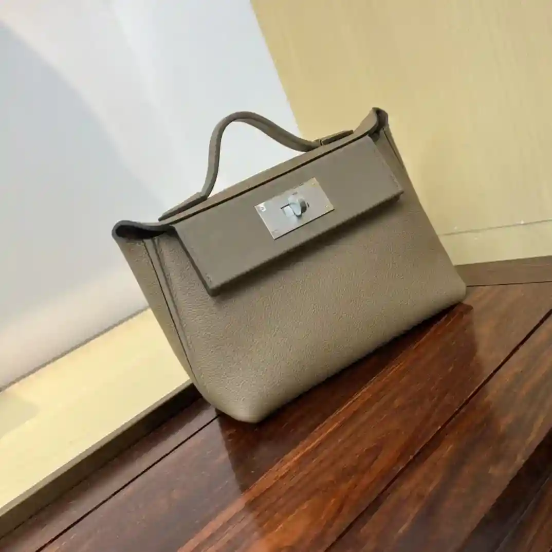 Picture [3]-Mini 2424/ 21cm ✨ Weimaraner evercolor leather/Swift leather Kelly2424mini very model, temperament of a gentle small bag do not look at it small, but the capacity is very considerable, but also practical can be armpit, handheld, shoulder, shoulders, shoulders, waist pack, a variety of back can be salt can be sweet, casual. Public occasions are suitable for also very low-key, business is also suitable for- high quality replica handbags