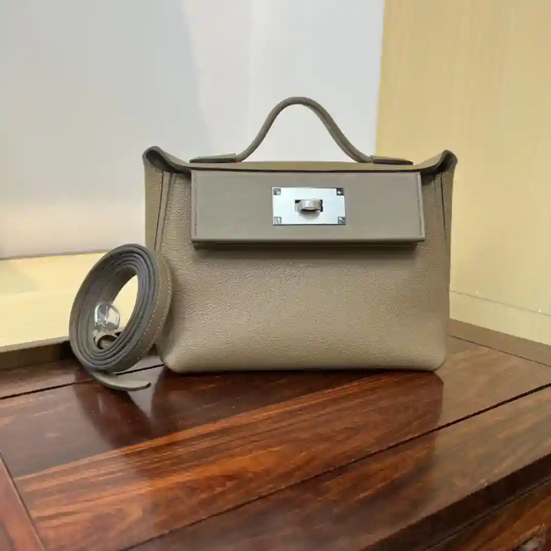 Image [9]-Mini 2424/ 21cm ✨ Weimaraner evercolor cuir/Swift cuir Kelly2424mini très modèle, tempérament d'un petit sac doux ne regardez pas à elle petite, mais la capacité est très considérable, mais aussi pratique peut être aisselle, à la main, épaule, épaules, épaules, pack de taille, une variété de méthode de dos peut être sel peut être doux, décontracté. Les occasions publiques sont appropriées pour aussi très discret, les affaires sont également appropriées pour- high quality replica handbags