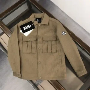 P580   Moncler 蒙口 2025早春男士衬衣领夹克、胸前两个大口袋设计、 高端时尚、做工精良用料考究、可在多个季节穿着⭐️防风性很好、上身效果超赞、穿着舒适、男士衣橱春秋必备! 三标齐全🍃🍃
颜色：黑色 棕色
码数：M-3XL-高仿包包