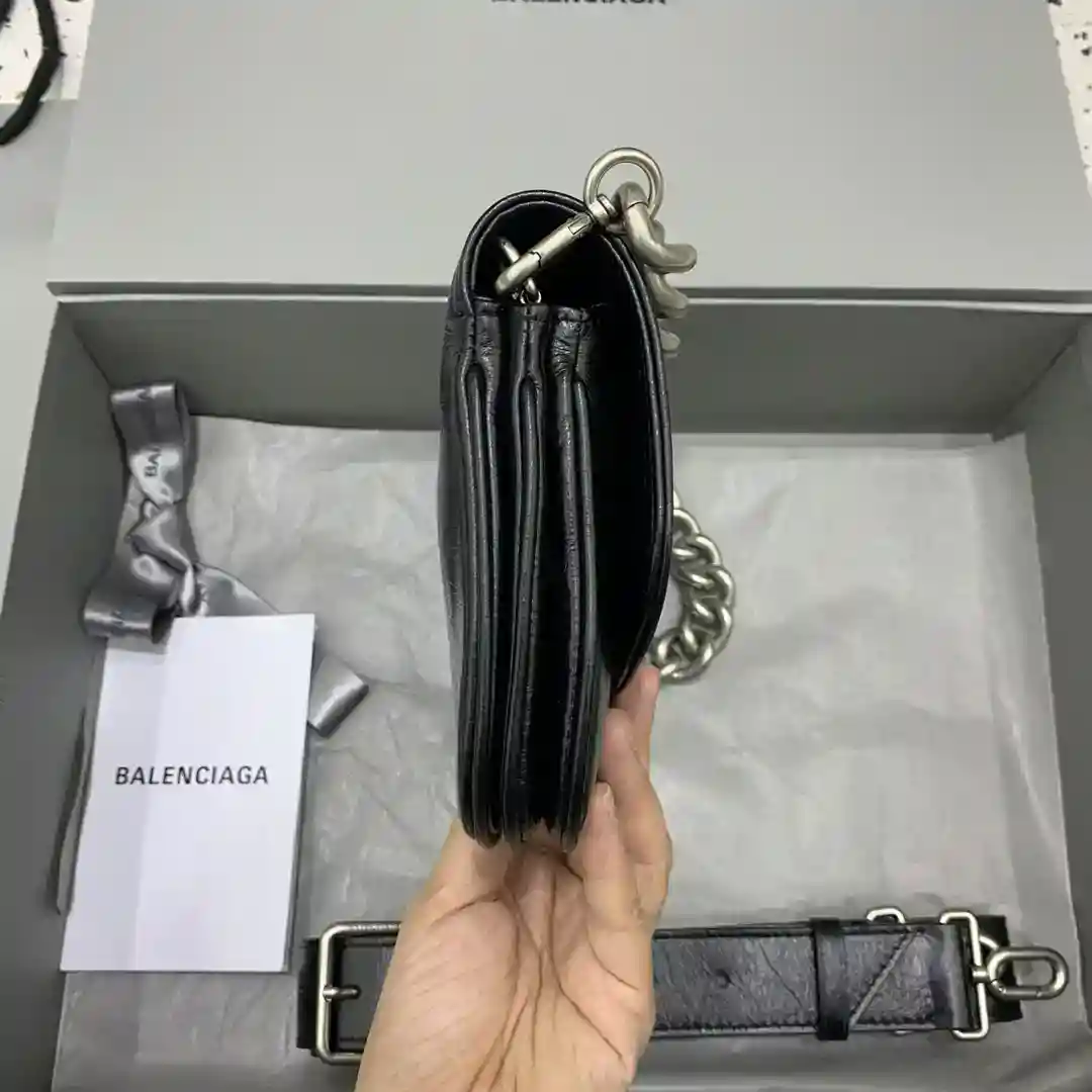 Imagen [3] - Pequeña Cera Aceitosa Negra 𝗕𝗮𝗹𝗹𝗲𝗻𝗰𝗶𝗮𝗴* Colección BB Soft de 23Fall ¡Súper suave y súper texturizada! Correa de hombro ajustable cadena de plata Cadena axila bolsa de diseño y practicidad de la correa de hombro ancho le permite cambiar libremente entre el fresco y picante y estilo casual tipo de bolsa con espacio interior en capas también es lo suficientemente funcional fuerte Cadena parte del diseño con Senior sentido de lleno en la atmósfera super casual de hombres y mujeres de vuelta realmente bueno Zhen Xiang serie 〰️ tamaño pequeño tamaño: longitud inferior 23,5 x altura 14cm- Bolsas de alta calidad