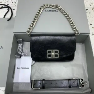 Cera aceitosa pequeña Negra 𝗕𝗮𝗹𝗲𝗻𝗰𝗶𝗮𝗴* 23Fall's Colección BB Soft ¡Súper suave y súper texturizada! Correa de hombro ajustable cadena de plata Cadena axila bolsa de diseño y practicidad de la correa de hombro ancho le permite cambiar libremente entre el estilo fresco y picante y casual tipo de bolsa con el espacio interior en capas también es lo suficientemente funcional fuerte Cadena parte del diseño con Senior sentido de lleno en la atmósfera super casual de hombres y mujeres de vuelta realmente bueno Zhen Xiang serie 〰️ tamaño pequeño tamaño: longitud inferior 23,5 x altura 14cm- Bolsas de alta calidad