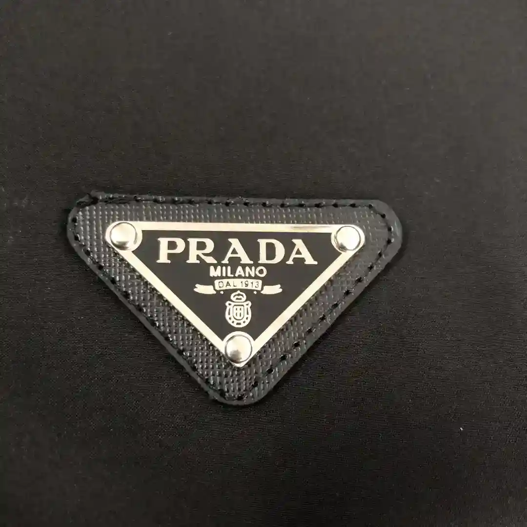 Image [5]-P560 PR*ADA Prada 2025 Early Spring Men's Baseball Collar Jacket, Chest Classic Triangle Label Logo High-end fashion, well-made materials, polyester fabric can be worn in many seasons ⭐️ windproof is very good, on the body of the effect is superb, comfortable to wear, the men's wardrobe in the spring and autumn must have !