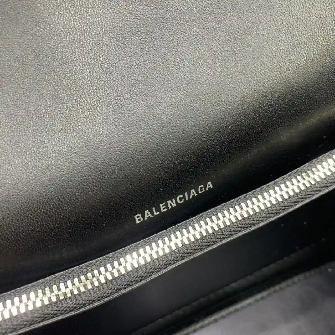 图片[8]-Balenciag crush小号沙漏皮肩带腋下包褶皱系列 搭配全皮肩带 可随意切换单肩斜挎背法帅气利落亦不失复古的感觉 
尺寸：底长25×宽6×高15-高仿包包