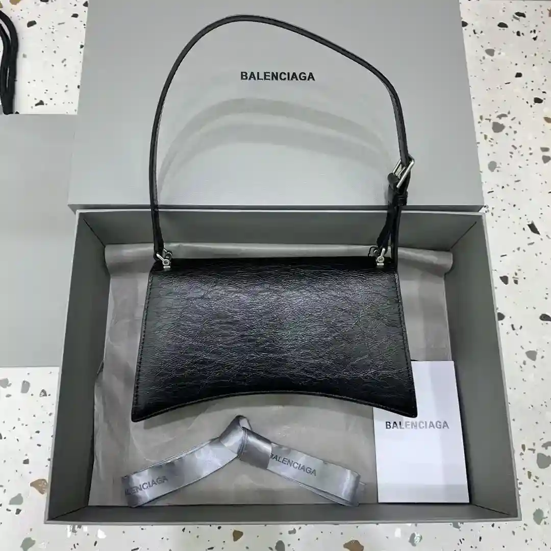 图片[2]-Balenciag crush小号沙漏皮肩带腋下包褶皱系列 搭配全皮肩带 可随意切换单肩斜挎背法帅气利落亦不失复古的感觉 
尺寸：底长25×宽6×高15-高仿包包