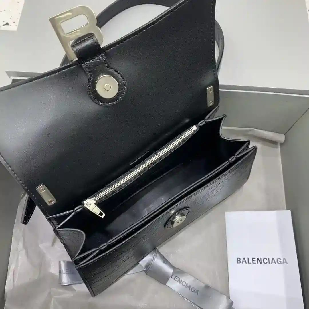 图片[7]-Balenciag crush小号沙漏皮肩带腋下包褶皱系列 搭配全皮肩带 可随意切换单肩斜挎背法帅气利落亦不失复古的感觉 
尺寸：底长25×宽6×高15-高仿包包