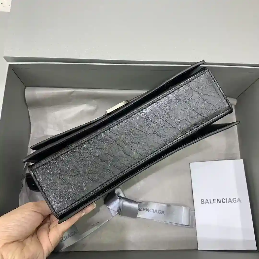 图片[4]-Balenciag crush小号沙漏皮肩带腋下包褶皱系列 搭配全皮肩带 可随意切换单肩斜挎背法帅气利落亦不失复古的感觉 
尺寸：底长25×宽6×高15-高仿包包