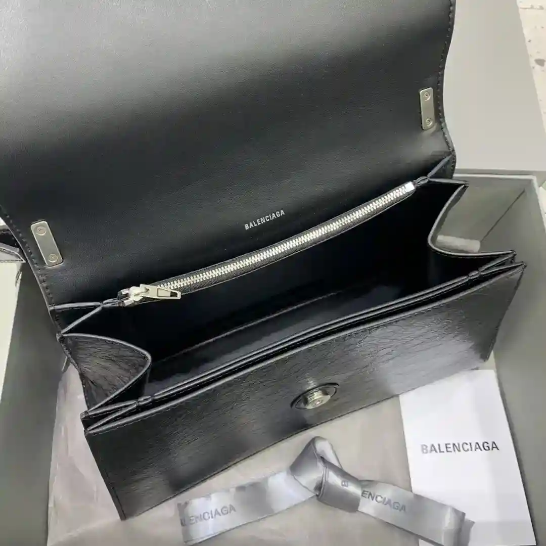 图片[7]-Balenciag crush中号沙漏皮肩带腋下包褶皱系列 搭配全皮肩带 可随意切换单肩斜挎背法帅气利落亦不失复古的感觉 
尺寸：底长31x宽10×高19（中号）-高仿包包