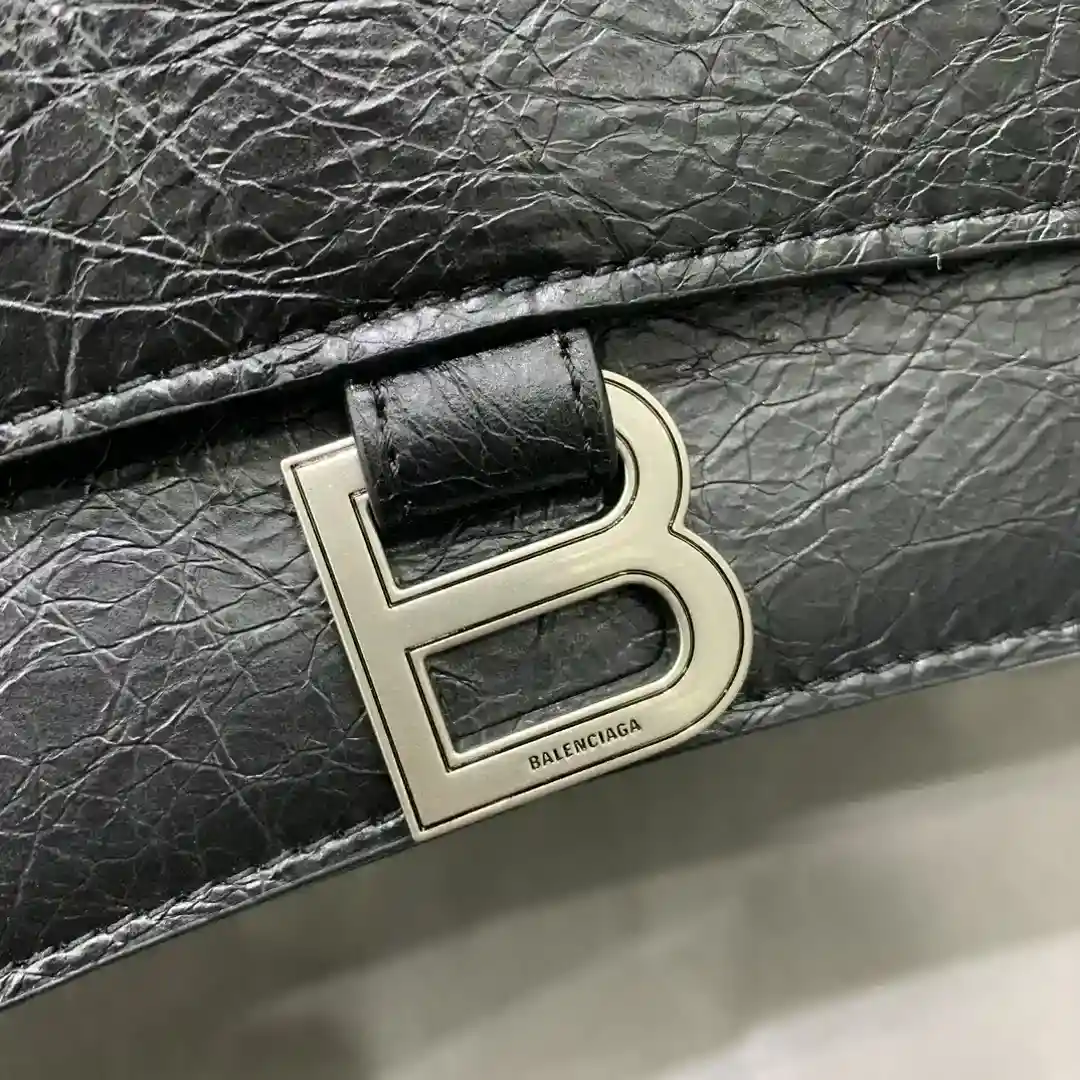 图片[5]-Balenciag crush中号沙漏皮肩带腋下包褶皱系列 搭配全皮肩带 可随意切换单肩斜挎背法帅气利落亦不失复古的感觉 
尺寸：底长31x宽10×高19（中号）-高仿包包