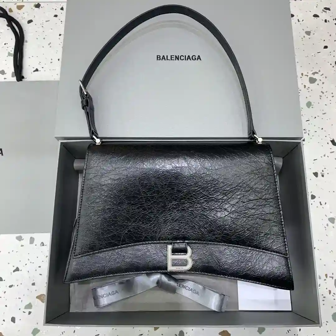 Balenciag crush中号沙漏皮肩带腋下包褶皱系列 搭配全皮肩带 可随意切换单肩斜挎背法帅气利落亦不失复古的感觉 
尺寸：底长31x宽10×高19（中号）-高仿包包