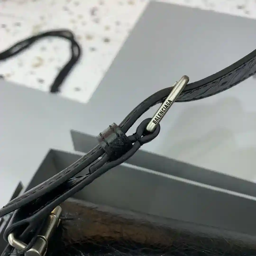 图片[6]-Balenciag crush中号沙漏皮肩带腋下包褶皱系列 搭配全皮肩带 可随意切换单肩斜挎背法帅气利落亦不失复古的感觉 
尺寸：底长31x宽10×高19（中号）-高仿包包