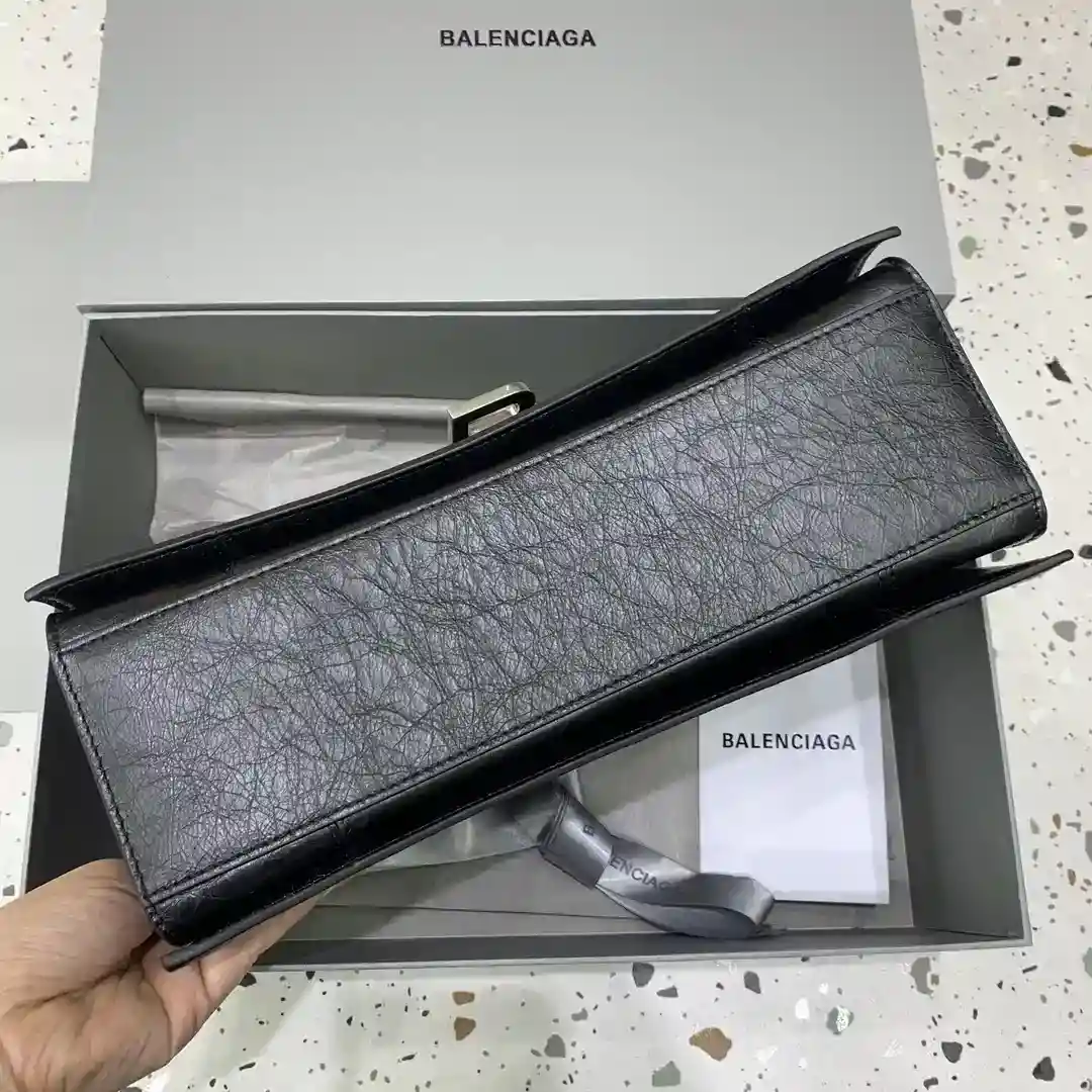 图片[4]-Balenciag crush中号沙漏皮肩带腋下包褶皱系列 搭配全皮肩带 可随意切换单肩斜挎背法帅气利落亦不失复古的感觉 
尺寸：底长31x宽10×高19（中号）-高仿包包