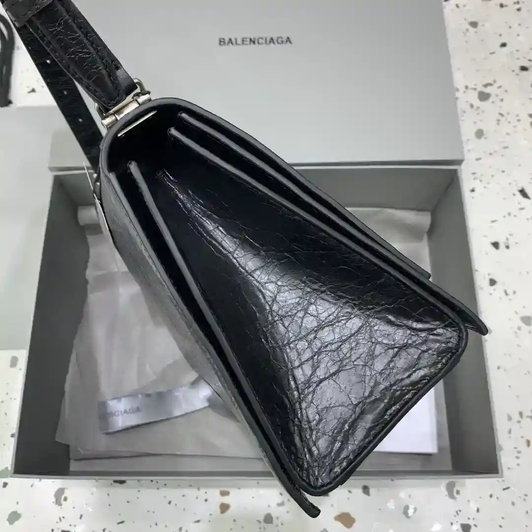 图片[3]-Balenciag crush中号沙漏皮肩带腋下包褶皱系列 搭配全皮肩带 可随意切换单肩斜挎背法帅气利落亦不失复古的感觉 
尺寸：底长31x宽10×高19（中号）-高仿包包