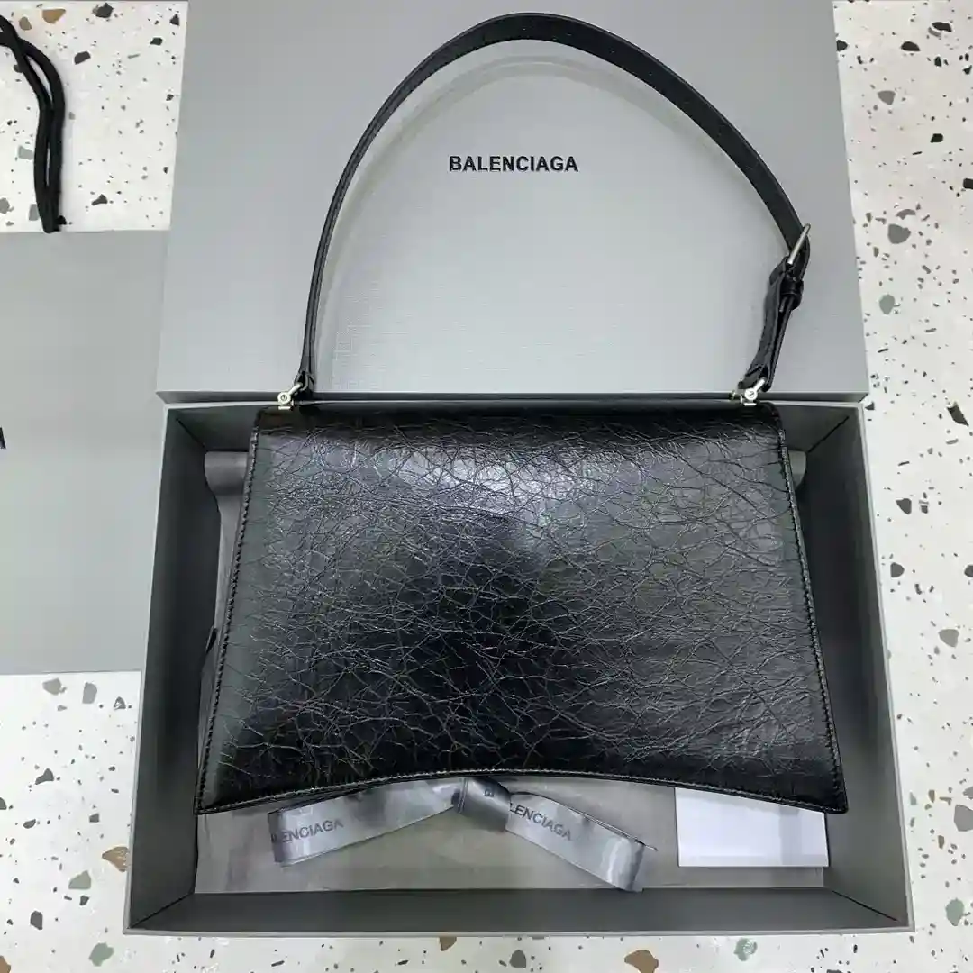 图片[2]-Balenciag crush中号沙漏皮肩带腋下包褶皱系列 搭配全皮肩带 可随意切换单肩斜挎背法帅气利落亦不失复古的感觉 
尺寸：底长31x宽10×高19（中号）-高仿包包