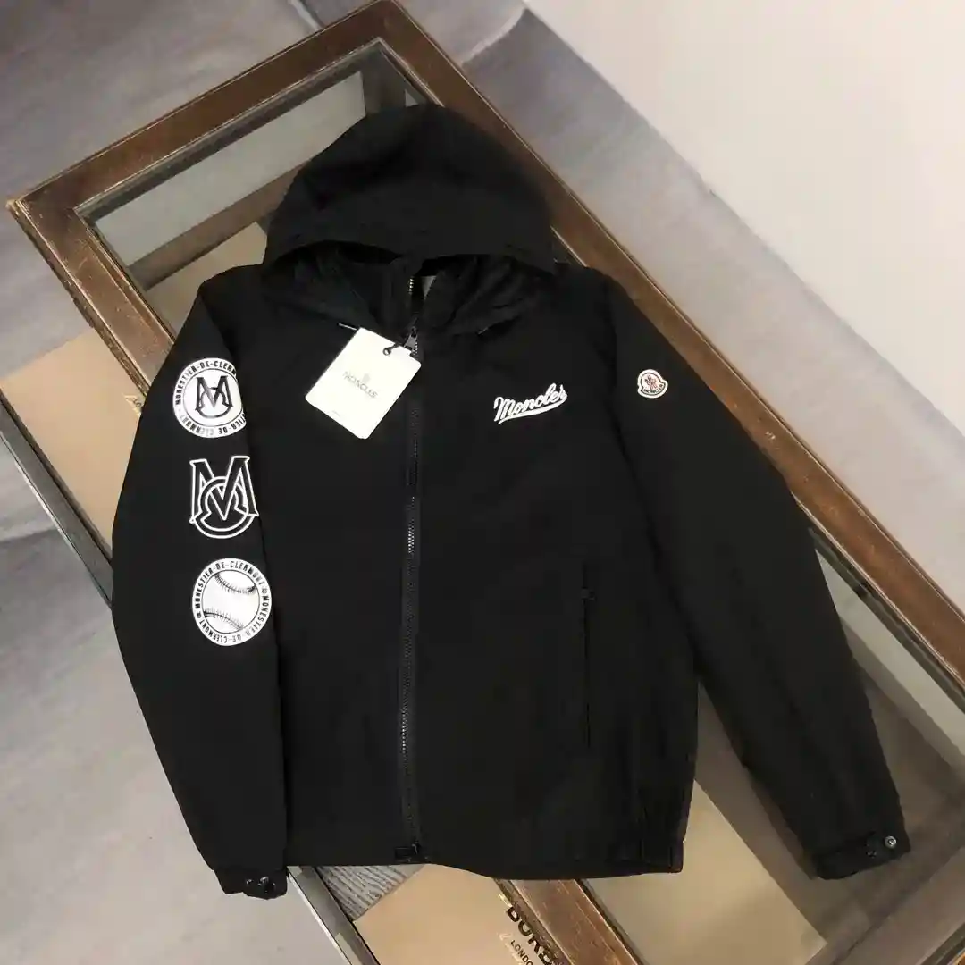 P560 Moncler Moncler jacket Manteau coupe-vent ! Doux, confortable, coupe-vent, imperméable et super léger ! Brodé avec le logo de la marque ~ le style est encore plus élégant et à la mode avec le logo gravé sur la fermeture éclair et divers détails qui soulignent la qualité ! Le printemps et l'automne peuvent être portés comme une veste habituellement utilisée pour la forme concave sont très agréable ! pratique et polyvalent Couleur : Noir Blanc Taille : M-3XL-High replica handbags