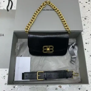 Cera aceitosa pequeña Negra y hebilla dorada 𝗕𝗮𝗹𝗲𝗻𝗰𝗶𝗮𝗴* Colección BB Soft de 23Fall ¡Súper suave y súper texturizado! Correa de hombro ajustable cadena de plata Cadena axila bolsa de diseño y practicidad de la correa de hombro ancho le permite cambiar libremente entre el fresco y picante y estilo casual tipo de bolsa con espacio interior en capas también es lo suficientemente funcional fuerte Cadena parte del diseño con Senior sentido de lleno en la atmósfera super casual de hombres y mujeres de vuelta realmente bueno Zhen Xiang serie 〰️ tamaño pequeño tamaño: longitud inferior 23,5 x altura 14cm- Bolsas de alta calidad