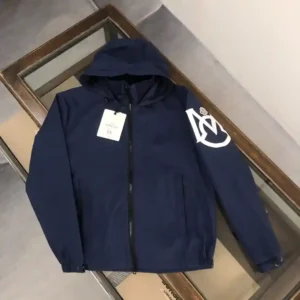 P560  Moncler 蒙口 夹克 风衣 外套！上身柔软舒适防风防雨并且超级轻盈！手臂印有最牌印花～款式更是时尚有型拉链刻有 logo 各种细节凸显品质！春秋可作为外套穿搭平时用以凹造型都非常nice！实用又百搭
颜色：黑色 白色 宝蓝
尺码：M-3XL-高仿包包