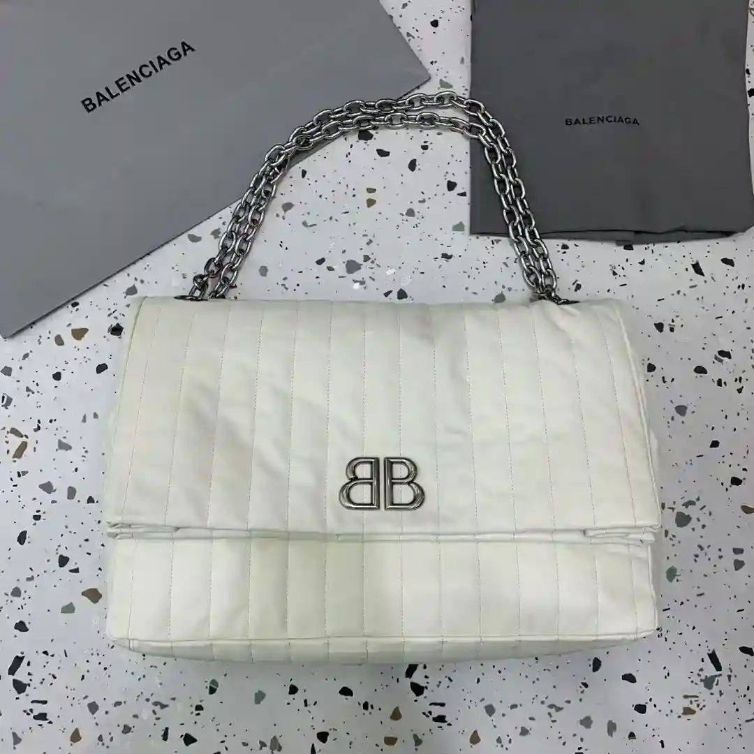 Large 𝑩𝑨𝑳𝑬𝑵𝑪𝑰𝑨𝑮 𝑨* 𝐌𝐨𝐧𝐚𝐜𝐨 Quilted Collection featured in Balenciaga Winter 2023 Collection Look 18 and Look 19 The white quilted version is extremely comfortable in the hand and has a supple, textured body made of quilted thin cowhide leather that is richly layered with supple leather and decorated with the classic rounded BB logo ®️ Dimensions: L 43.5 x H 32 x W 13 cm-High Fake Bags