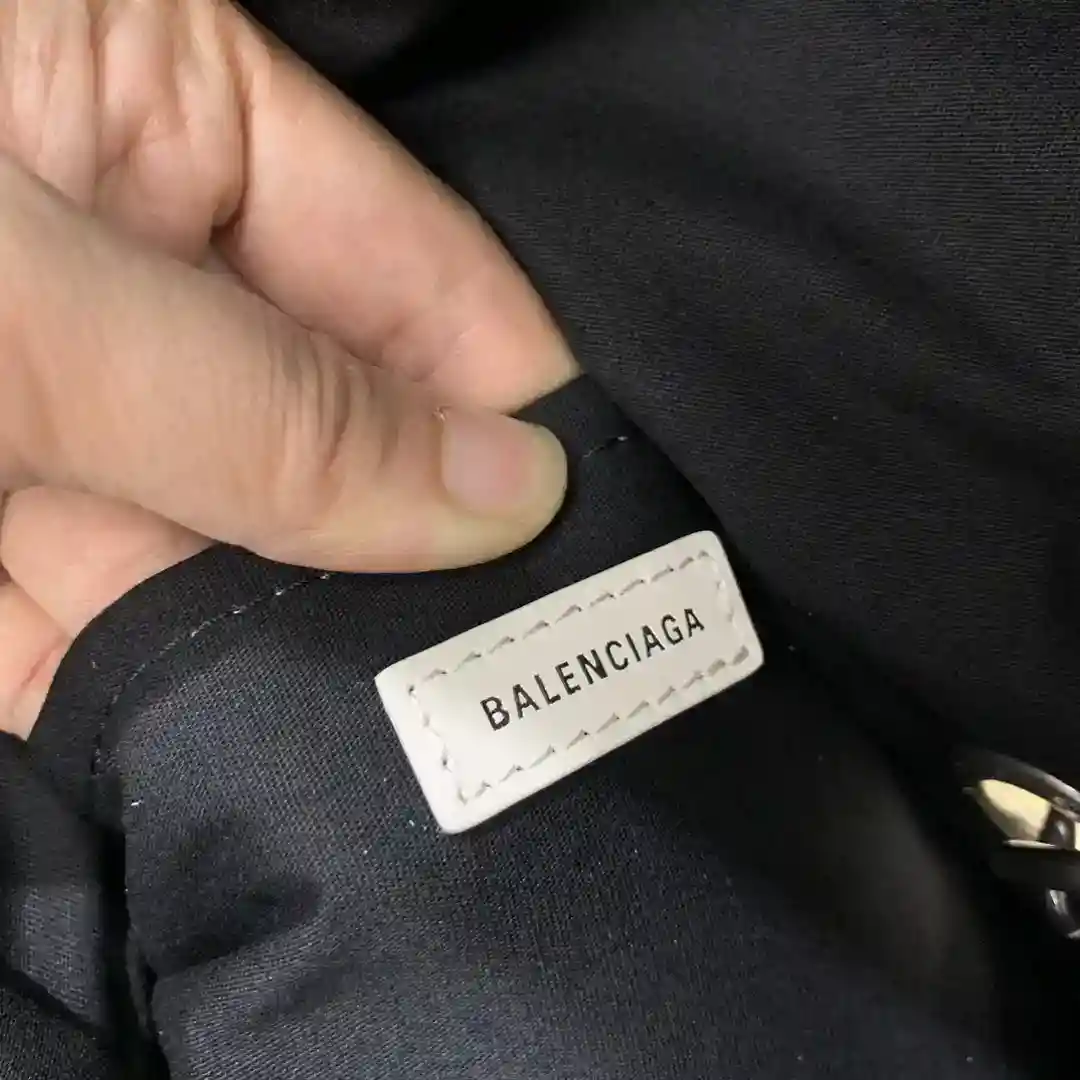 图片[8]-大号𝑩𝑨𝑳𝑬𝑵𝑪𝑰𝑨𝑮𝑨* 𝐌𝐨𝐧𝐚𝐜𝐨绗缝系列
亮相于Balenciaga 2023冬季系列Look 18和Look 19白色绗缝款手感极度舒适包身柔韧有质感采用绗缝薄牛皮革以柔软的皮革打造丰富的层次饰以经典圆边BB logo®️
尺寸：长43.5 x 高32 x 宽13厘米-高仿包包