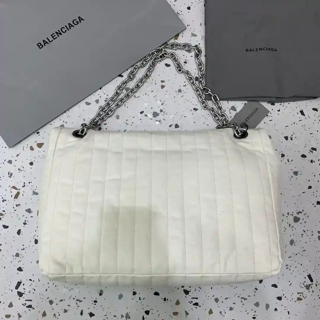 Foto [2] - Grande 𝑩𝑨𝑳𝑬𝑵𝑪𝑰𝑨𝑮 𝑨* 𝐌𝐨𝐧𝐚𝐜𝐨 acolchado de la colección Balenciaga Invierno 2023 Look 18 y Look 19 La versión acolchada blanca es extremadamente cómoda en la mano y tiene un cuerpo flexible y texturizado hecho de piel de vaca fina acolchada que está ricamente acolchada con piel flexible y decorada con el clásico logotipo BB redondeado ®️ Dimensiones: L 43,5 x A 32 x A 13 cm-Bolsos altos de imitación