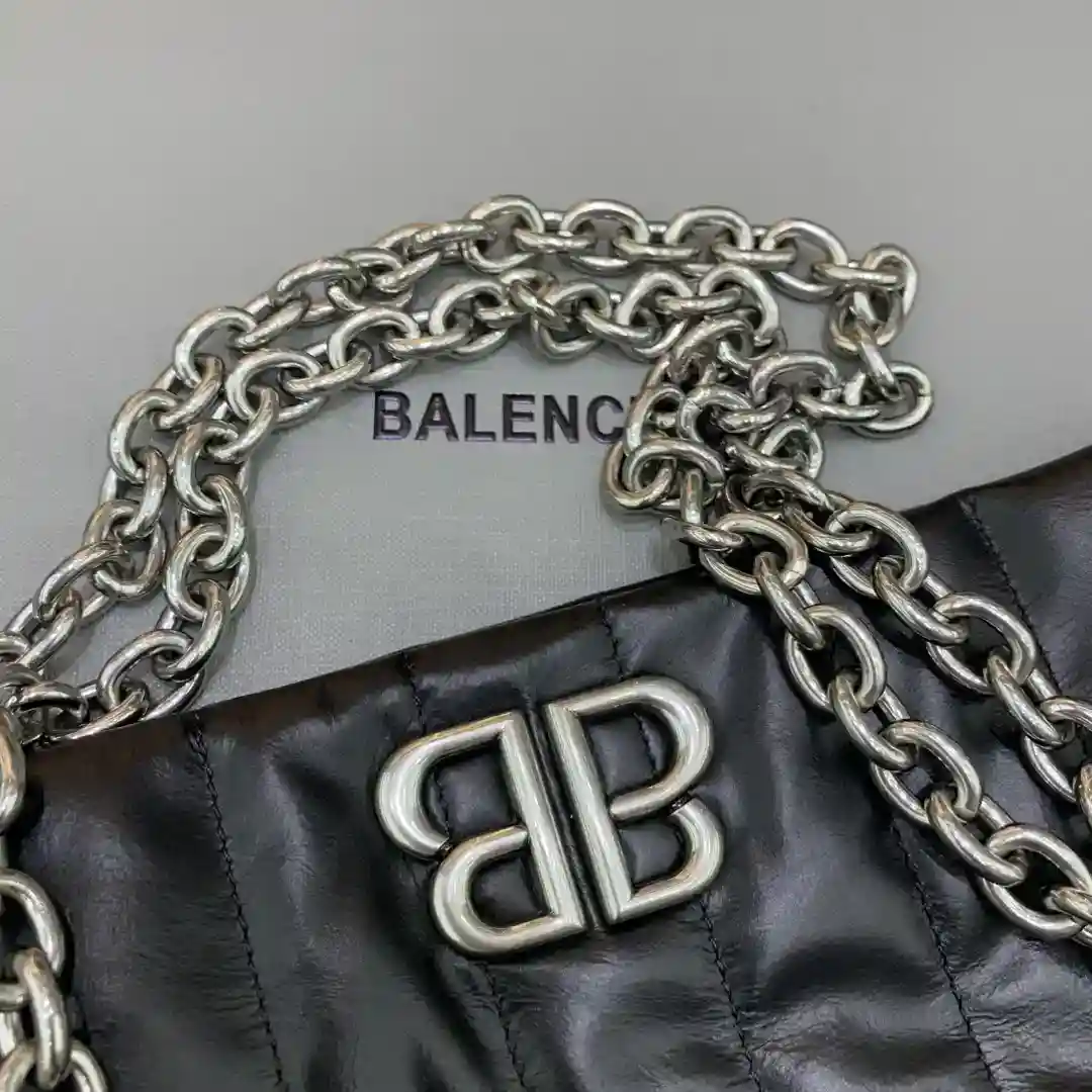 Picture [5]-Small 𝑩𝑨𝑳𝑬𝑵𝑪𝑰𝑨𝑮 𝑨* 𝐌𝐨𝐧𝐚𝐜𝐨 Quilted Collection featured in Balenciaga Winter 2023 Collection Look 18 and Look 19 The black quilted version is extremely comfortable in the hand and has a supple, textured body made of quilted thin cowhide leather that is richly layered with supple leather and decorated with the classic rounded BB logo ®️ Dimensions: L 27.9 x H 18 x W 9.9 cm-High Fake Bags