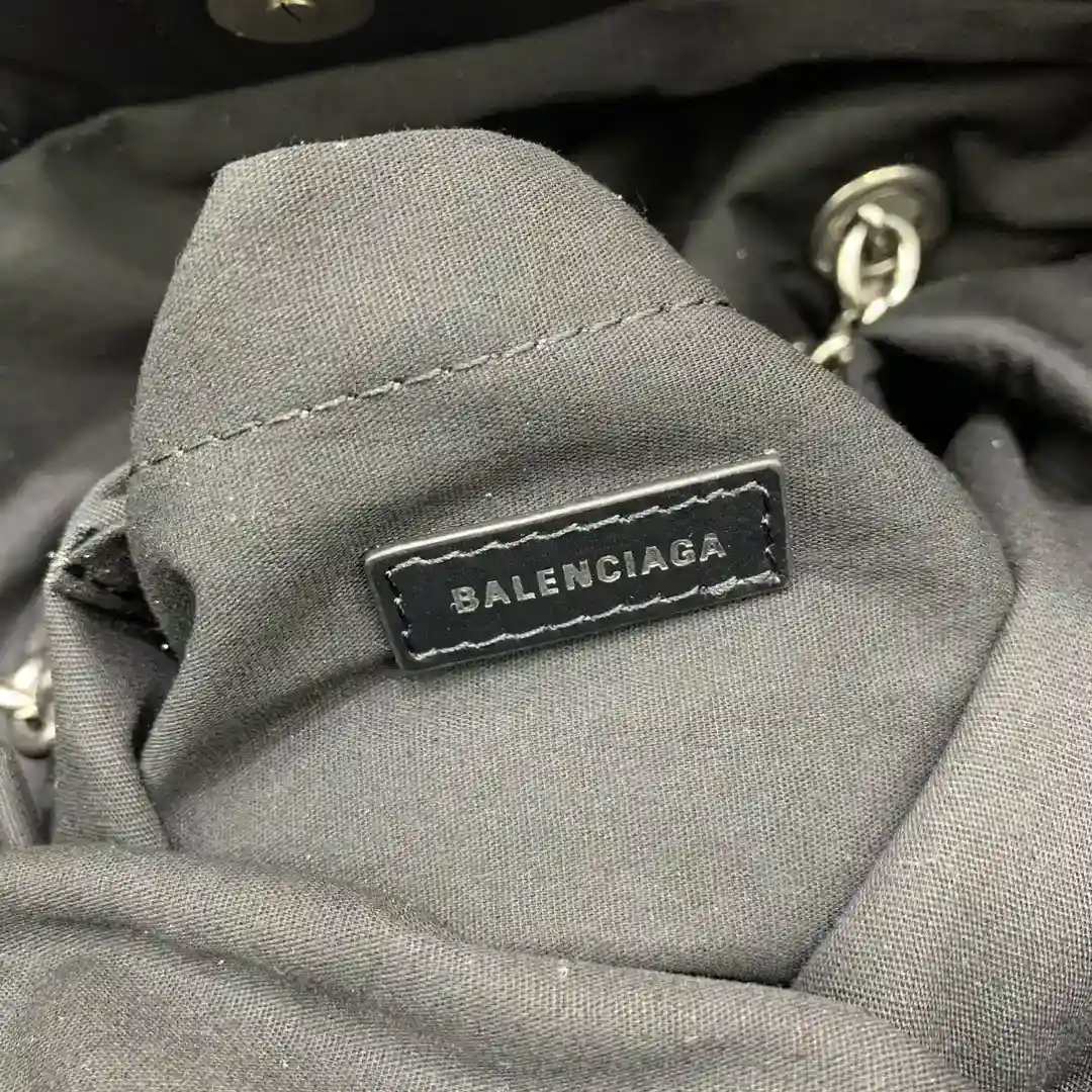 图片[8]-小号𝑩𝑨𝑳𝑬𝑵𝑪𝑰𝑨𝑮𝑨* 𝐌𝐨𝐧𝐚𝐜𝐨绗缝系列
亮相于Balenciaga 2023冬季系列Look 18和Look 19黑色绗缝款手感极度舒适包身柔韧有质感采用绗缝薄牛皮革以柔软的皮革打造丰富的层次饰以经典圆边BB logo®️
尺寸：长27.9 x 高18x 宽9.9厘米-高仿包包