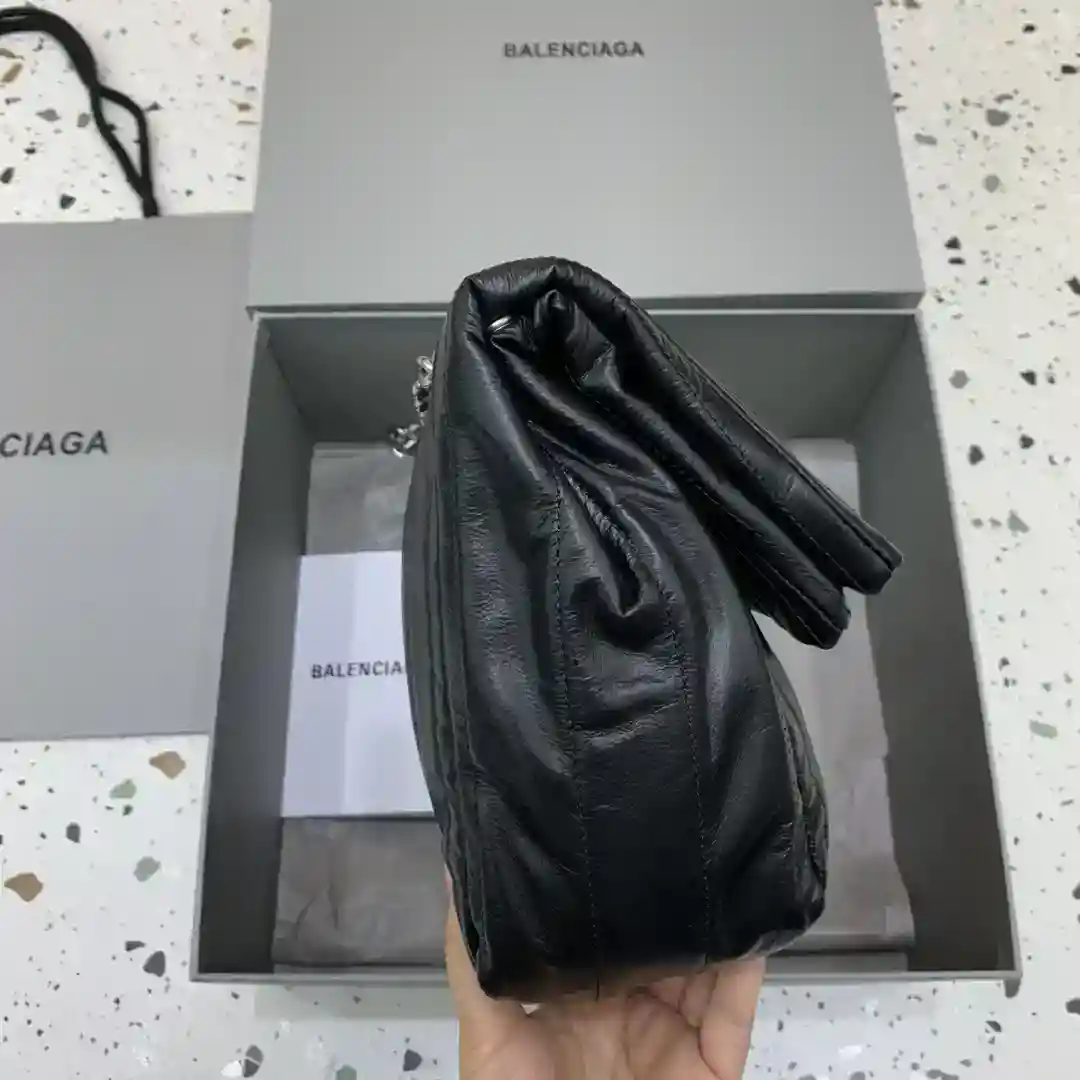 Picture [3]-Small 𝑩𝑨𝑳𝑬𝑵𝑪𝑰𝑨𝑮 𝑨* 𝐌𝐨𝐧𝐚𝐜𝐨 Quilted Collection featured in Balenciaga Winter 2023 Collection Look 18 and Look 19 The black quilted version is extremely comfortable in the hand and has a supple, textured body made of quilted thin cowhide leather that is richly layered with supple leather and decorated with the classic rounded BB logo ®️ Dimensions: L 27.9 x H 18 x W 9.9 cm-High Fake Bags