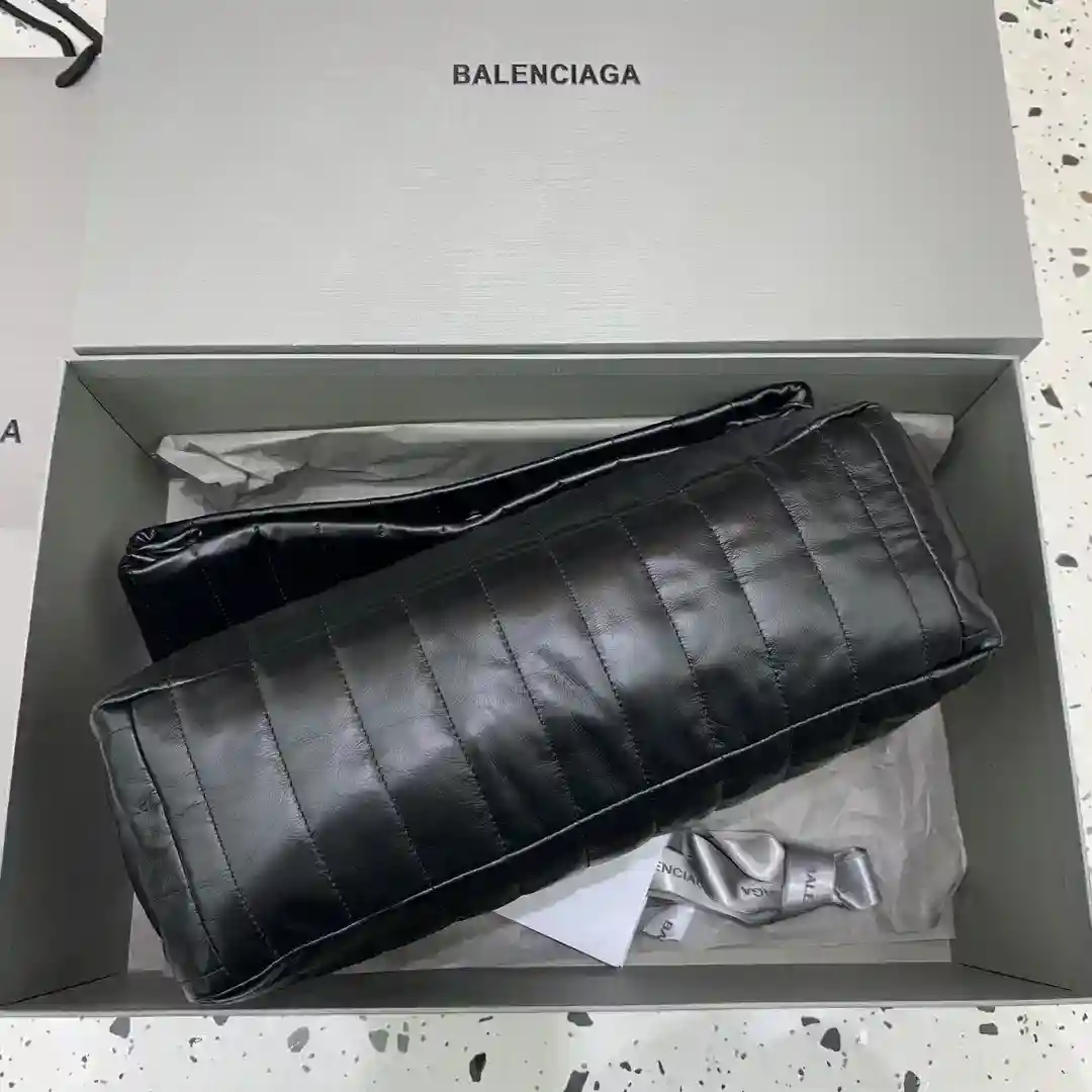 图片[4]-中号𝑩𝑨𝑳𝑬𝑵𝑪𝑰𝑨𝑮𝑨* 𝐌𝐨𝐧𝐚𝐜𝐨绗缝系列
亮相于Balenciaga 2023冬季系列Look 18和Look 19黑色绗缝款手感极度舒适包身柔韧有质感采用绗缝薄牛皮革以柔软的皮革打造丰富的层次饰以经典圆边BB logo®️
尺寸：长32.5 x 高22 x 宽9.9厘米-高仿包包