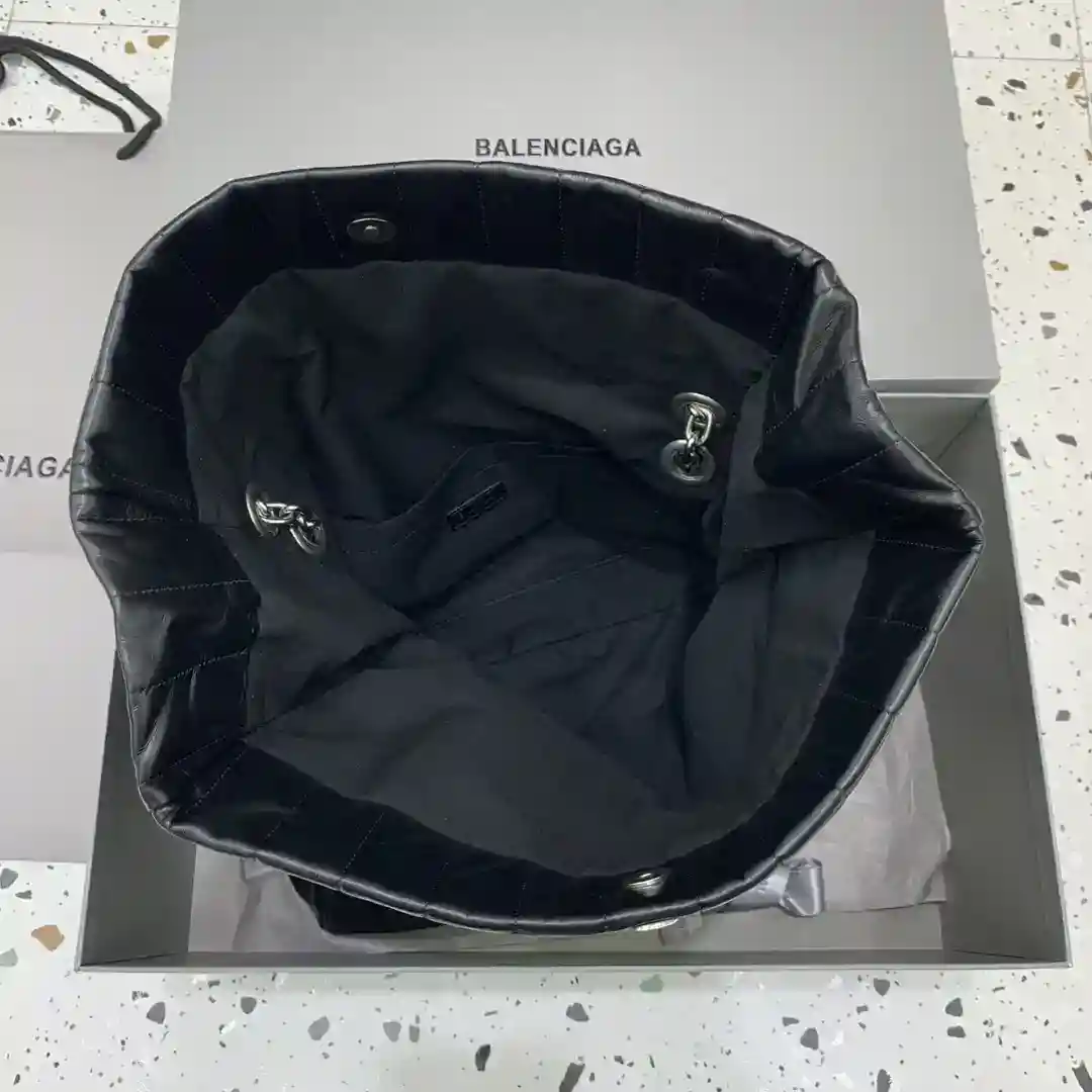 图片[7]-中号𝑩𝑨𝑳𝑬𝑵𝑪𝑰𝑨𝑮𝑨* 𝐌𝐨𝐧𝐚𝐜𝐨绗缝系列
亮相于Balenciaga 2023冬季系列Look 18和Look 19黑色绗缝款手感极度舒适包身柔韧有质感采用绗缝薄牛皮革以柔软的皮革打造丰富的层次饰以经典圆边BB logo®️
尺寸：长32.5 x 高22 x 宽9.9厘米-高仿包包