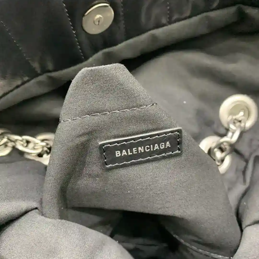 Image [8] - Moyen 𝑩𝑨𝑳𝑬𝑵𝑪𝑰𝑨𝑮 𝑨* 𝐌𝐨𝐧𝐚𝐜𝐨 Collection matelassée présentée dans les looks 18 et 19 de la collection Balenciaga Hiver 2023. La version matelassée noire est extrêmement confortable dans la main et présente un corps souple et texturé en cuir de vachette fin matelassé, richement recouvert de cuir souple et décoré du logo BB arrondi classique ®️ Dimensions : L 32,5 x H 22 x L 9,9 cm-Sac haute couture