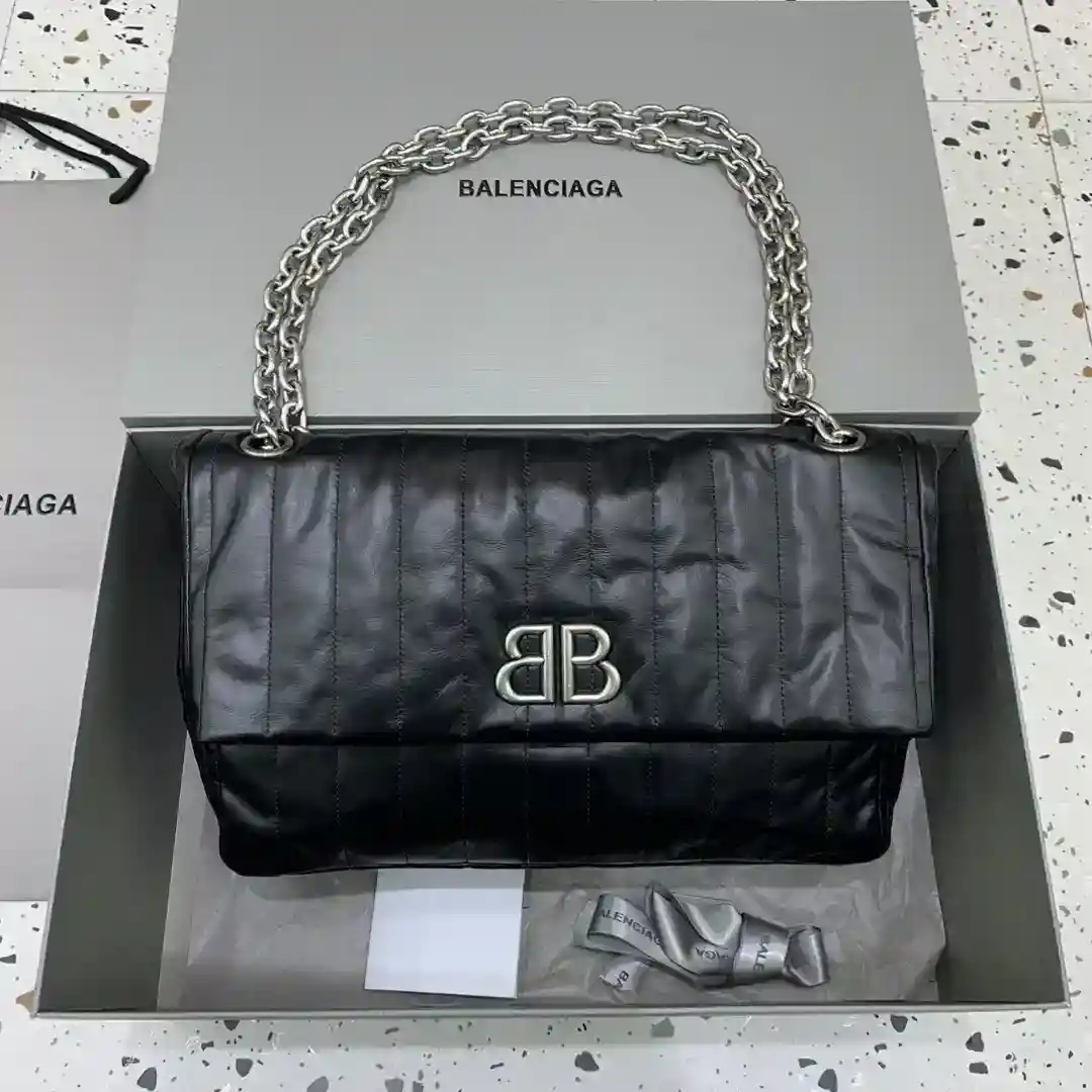 中号𝑩𝑨𝑳𝑬𝑵𝑪𝑰𝑨𝑮𝑨* 𝐌𝐨𝐧𝐚𝐜𝐨绗缝系列
亮相于Balenciaga 2023冬季系列Look 18和Look 19黑色绗缝款手感极度舒适包身柔韧有质感采用绗缝薄牛皮革以柔软的皮革打造丰富的层次饰以经典圆边BB logo®️
尺寸：长32.5 x 高22 x 宽9.9厘米-高仿包包