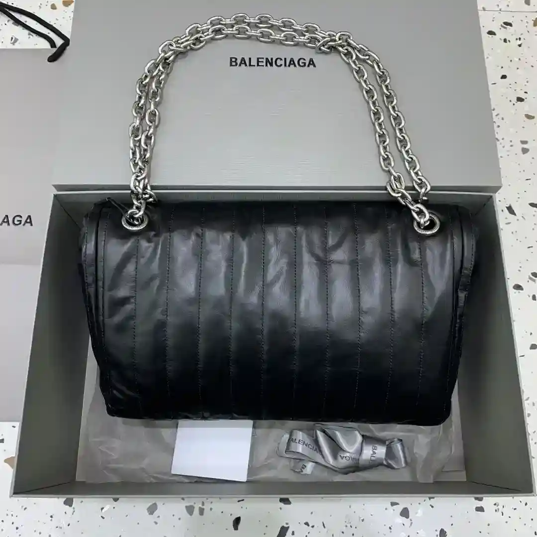 图片[2]-中号𝑩𝑨𝑳𝑬𝑵𝑪𝑰𝑨𝑮𝑨* 𝐌𝐨𝐧𝐚𝐜𝐨绗缝系列
亮相于Balenciaga 2023冬季系列Look 18和Look 19黑色绗缝款手感极度舒适包身柔韧有质感采用绗缝薄牛皮革以柔软的皮革打造丰富的层次饰以经典圆边BB logo®️
尺寸：长32.5 x 高22 x 宽9.9厘米-高仿包包