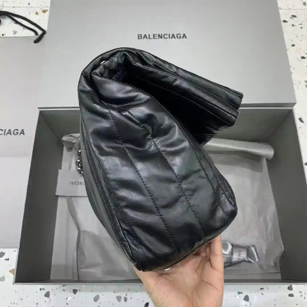 Imagen [3] - Medio 𝑩𝑨𝑳𝑬𝑵𝑪𝑰𝑨𝑮 𝑨* 𝐌𝐨𝐧𝐚𝐜𝐨 Quilted Collection presentada en la colección Balenciaga Invierno 2023 Look 18 y Look 19 La versión acolchada negra es extremadamente cómoda en la mano y tiene un cuerpo flexible y texturizado hecho de piel de vacuno fina acolchada que está ricamente acolchada con piel flexible y decorada con el clásico logotipo BB redondeado ®️ Dimensiones: L 32,5 x A 22 x A 9,9 cm-Bolso de alta costura