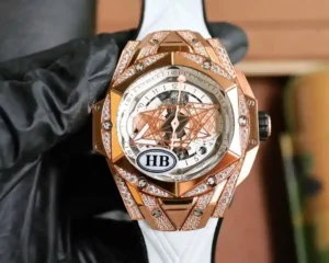 Hublot宇舶 白色金壳Big Bang Sang Bleu II 刺青二代   HB厂 重生版 最新升级V3版本到货 所有细节对版顶级质量P发跑量价格Hublot 宇舶 
全新Big Bang Sang Bleu II 刺青腕表  再次与知名刺青工作室Sang Bleu合作推出又款利用几何图形巧妙构思的刺青ll腕表完美演绎了该品牌的雄心壮志和设计理念刺青ll腕表运用了更为精细的线条设计打造出立体生动的三维视觉体验1️⃣45mm表壳直径图形元素贯穿表壳通过切割和雕刻融入到六边形表圈之中6颗H型钛金螺钉牢固定表圈表耳处带有很强的设计感角度陡峭线条硬朗2️⃣表盘最为抢眼的就是菱形的时分针和两个六边形的盘针时间转时就会出现别样的几何图案视觉效果3️⃣黑色橡胶表带以几何线条呈现出三维视觉体验4️⃣简易使用折叠式表扣5️⃣采用7750全自动计时机芯改装夹板机机芯 更接近原装钛金属内胆底片缎面镂空指针表镜使用防反光处理多面蓝宝石玻璃永不刮花进口氟橡胶表带使佩戴更加舒适 HB出品升级V3版本 欢迎品鉴！！！-高仿包包