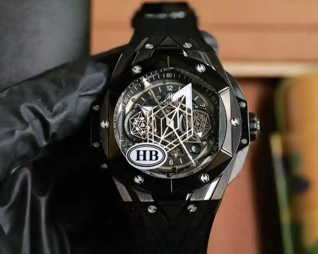 Hublot Hublot Black Big Bang Sang Bleu II Tattoo II HB Factory Rebirth A última atualização, a versão V3, chega com todos os pormenores do original, de qualidade superior P hair run price Hublot Hublot O novo Big Bang Sang Bleu II Tattoo II voltou a colaborar com o célebre estúdio de tatuagens Sang Bleu para apresentar mais um modelo que utiliza a conceção geométrica da ambição e da filosofia de design da marca. O Tattoo LL é uma ilustração perfeita da ambição e da filosofia de design da marca. O Tattoo LL utiliza linhas mais refinadas para criar uma experiência visual tridimensional e vívida. 1️⃣45mm diâmetro da caixa Os elementos gráficos que atravessam a caixa são cortados e gravados na luneta hexagonal, e os seis parafusos de titânio do tipo H mantêm a luneta no lugar com um forte sentido de design nas asas, com os seus ângulos acentuadamente inclinados e linhas fortes. 2️⃣The mostrador é o mais apelativo de todos, a forma de diamante.  O vidro de safira nunca risca a correia de Viton importada para tornar o uso mais confortável Atualização da produção HB Versão V3 Bem-vindo ao gosto! -Bolsas de alta qualidade