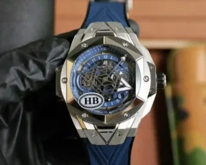 Hublot宇舶 蓝色银壳Big Bang Sang Bleu II 刺青二代   HB厂 重生版 最新升级V3版本到货 所有细节对版顶级质量P发跑量价格Hublot 宇舶 
全新Big Bang Sang Bleu II 刺青腕表  再次与知名刺青工作室Sang Bleu合作推出又款利用几何图形巧妙构思的刺青ll腕表完美演绎了该品牌的雄心壮志和设计理念刺青ll腕表运用了更为精细的线条设计打造出立体生动的三维视觉体验1️⃣45mm表壳直径图形元素贯穿表壳通过切割和雕刻融入到六边形表圈之中6颗H型钛金螺钉牢固定表圈表耳处带有很强的设计感角度陡峭线条硬朗2️⃣表盘最为抢眼的就是菱形的时分针和两个六边形的盘针时间转时就会出现别样的几何图案视觉效果3️⃣黑色橡胶表带以几何线条呈现出三维视觉体验4️⃣简易使用折叠式表扣5️⃣采用7750全自动计时机芯改装夹板机机芯 更接近原装钛金属内胆底片缎面镂空指针表镜使用防反光处理多面蓝宝石玻璃永不刮花进口氟橡胶表带使佩戴更加舒适 HB出品升级V3版本 欢迎品鉴！！！-高仿包包