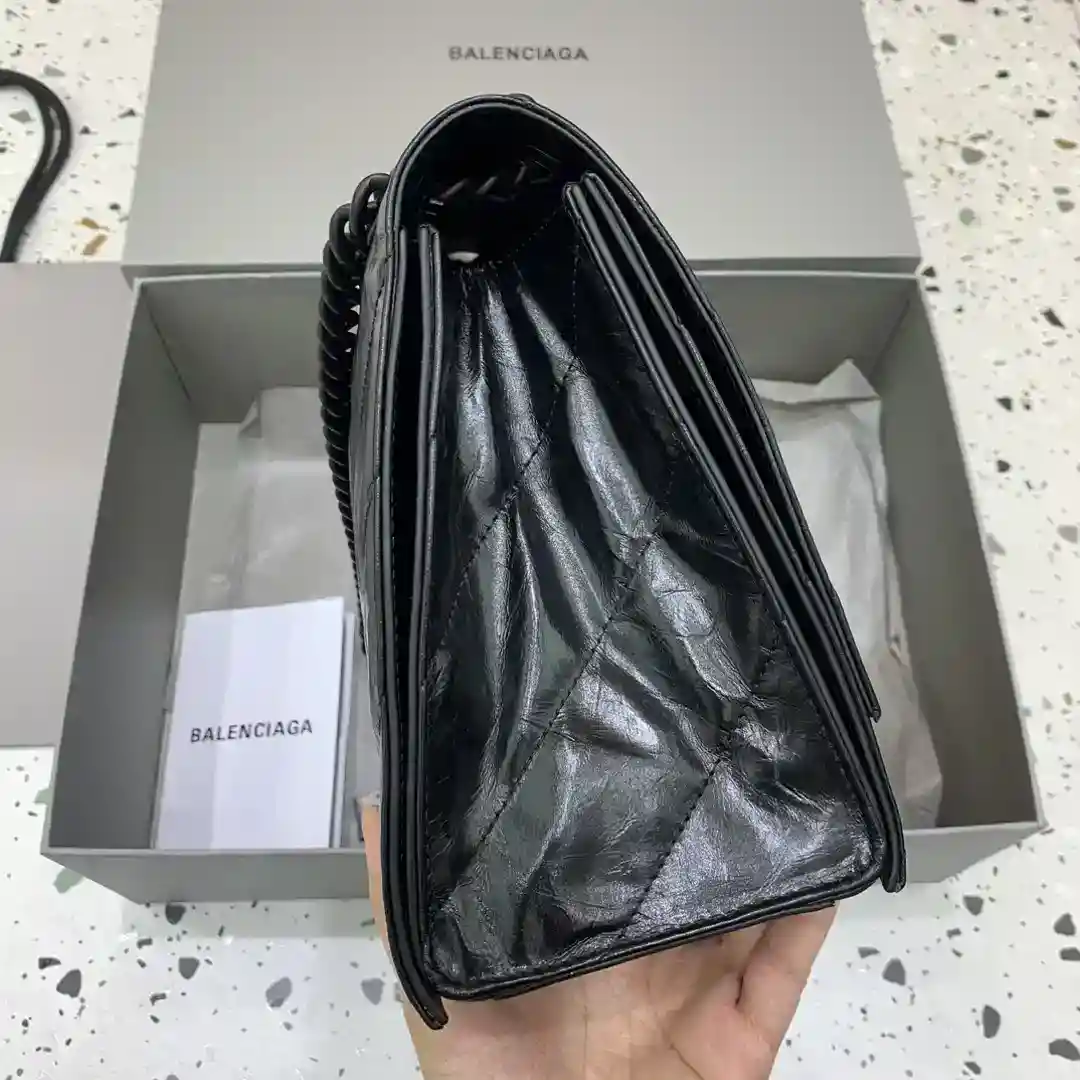 Image [3] - Medium Black 𝐁𝐚𝐥𝐞𝐧𝐜𝐢𝐚𝐠 Le sac à chaîne en sablier le plus parfumé de Crush 🛍Le dernier sac à chaîne matelassé de Crush fait une entrée remarquée ! Hommage au classique unique forme d'arc iconique modélisation hautement reconnaissable à un coup d'œil laisser une personne brillante ah briser la forme de sac rigide traditionnelle Cuir doux Capacité multicouche Bretelles peuvent être commutés à volonté épaule crossbody dos loi atmosphère décontractée style bienvenue lai 🉑 ne pas faire de distinction entre les hommes et les femmes Tide versatilité Sœurs se dépêcher de se précipiter ! Taille moyenne : bas longueur 31xhaut 20xlargeur 12cm-haut réplique sacs à main.